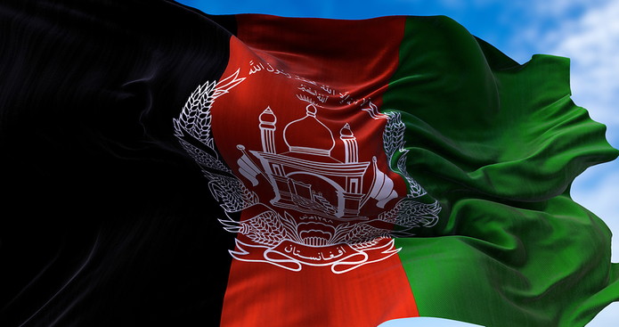 Bendera Afghanistan di Angin