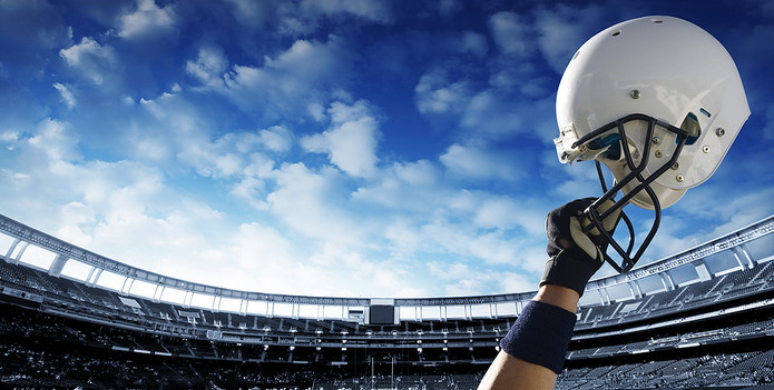 Helm American Football Diangkat di Udara