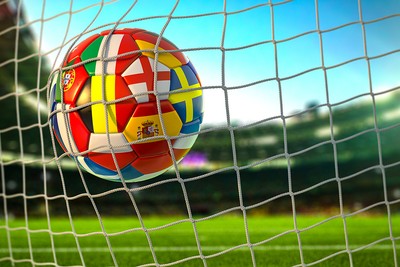 Sepak Bola Bendera Negara Memukul Net di Stadion