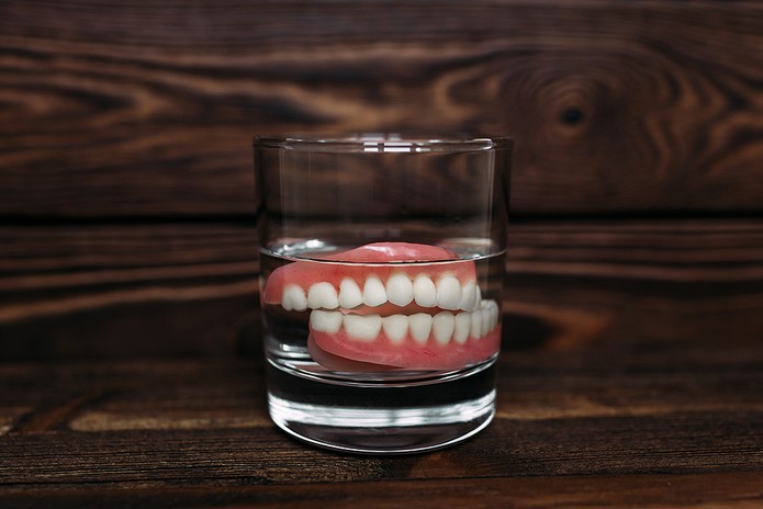 Gigi palsu dalam gelas