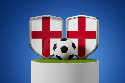 Perisai Bendera Inggris dengan Sepak Bola di Podium Rumput