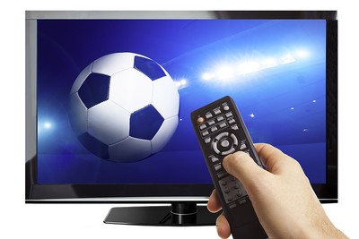 Sepak Bola Melawan Lampu Sorot di TV