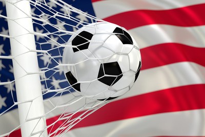 Sepak Bola Memukul Jaring Melawan Bendera Amerika Serikat