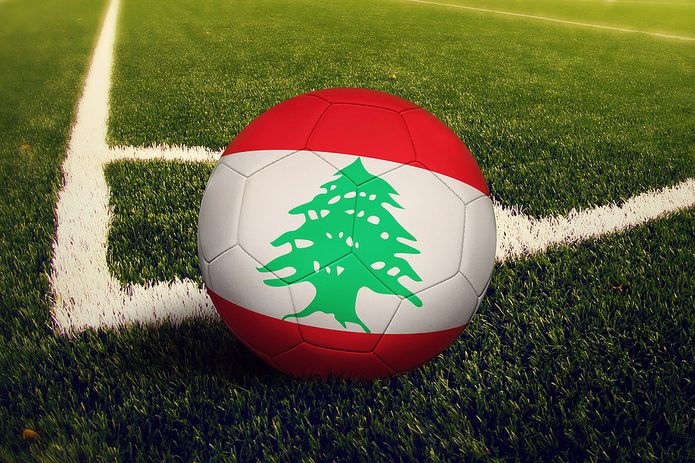 Sepak Bola Bendera Lebanon di Pojok Lapangan