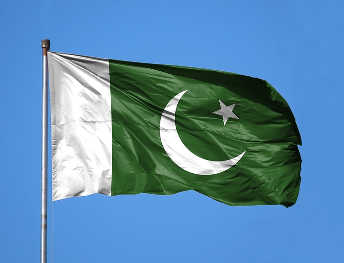 Bendera Pakistan Melawan Langit Biru Cerah