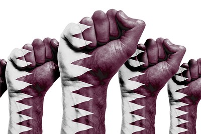 Bendera Qatar Mengangkat Tinju