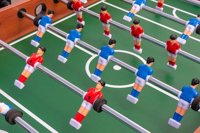Game Sepak Bola Meja dengan Pemain Merah dan Biru