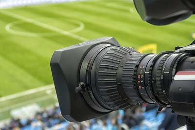 Kamera Televisi Close Up di Stadion Sepak Bola