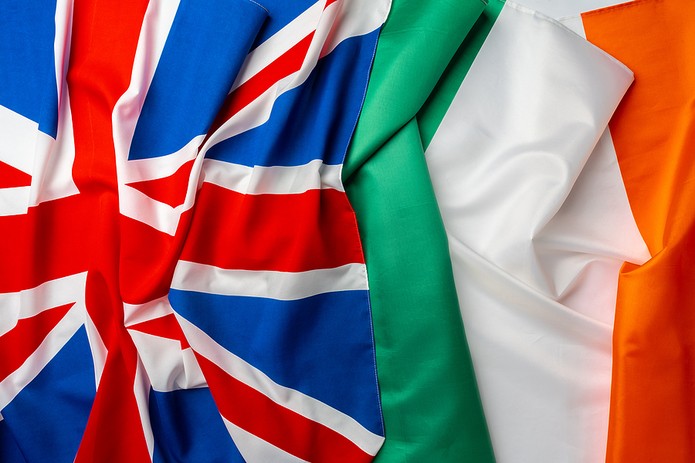 Bendera Inggris dan Irlandia Dilipat Bersama