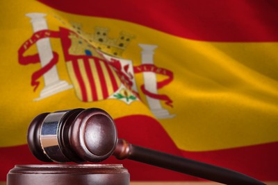 Gavel Kayu Melawan Bendera Spanyol
